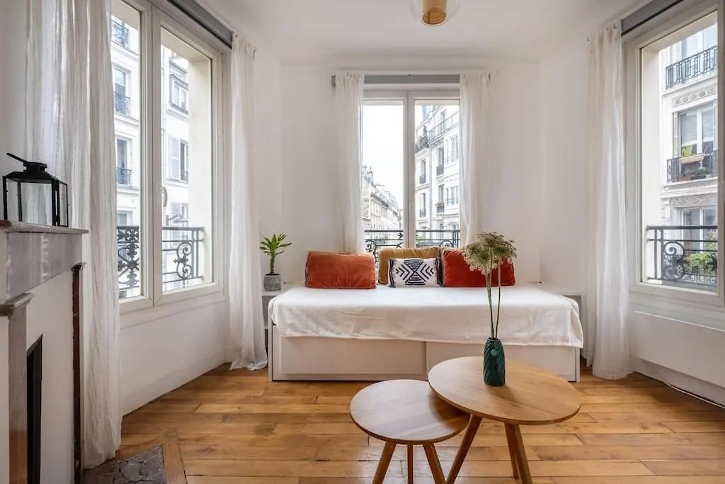 Cosy Apartment With 270 Degrees View On Paris Streets Franciaország