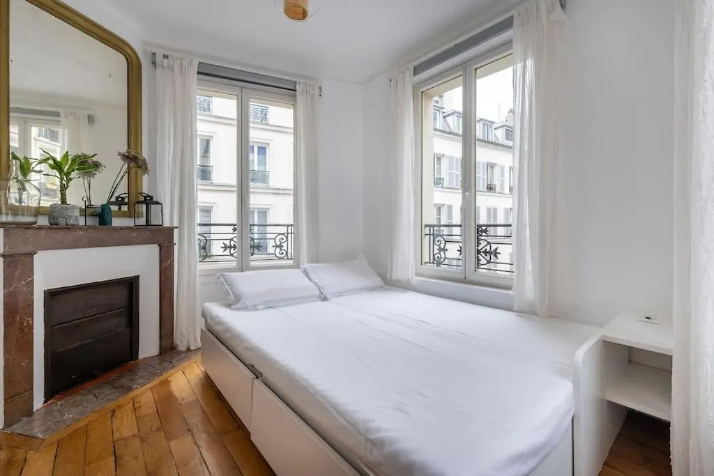 Cosy Apartment With 270 Degrees View On Paris Streets