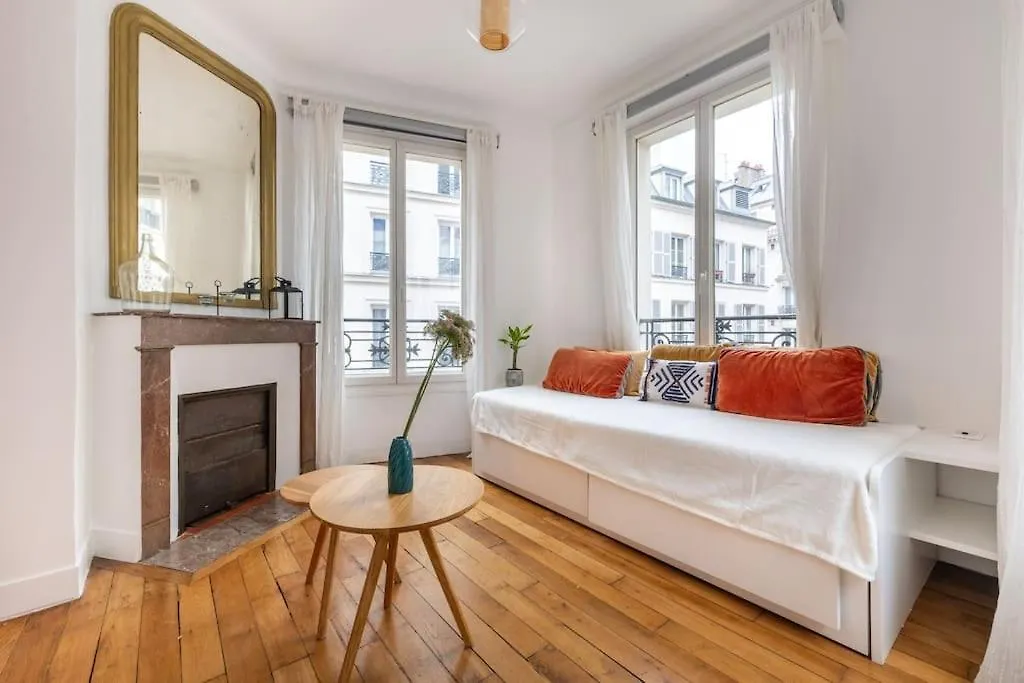 Cosy Apartment With 270 Degrees View On Paris Streets