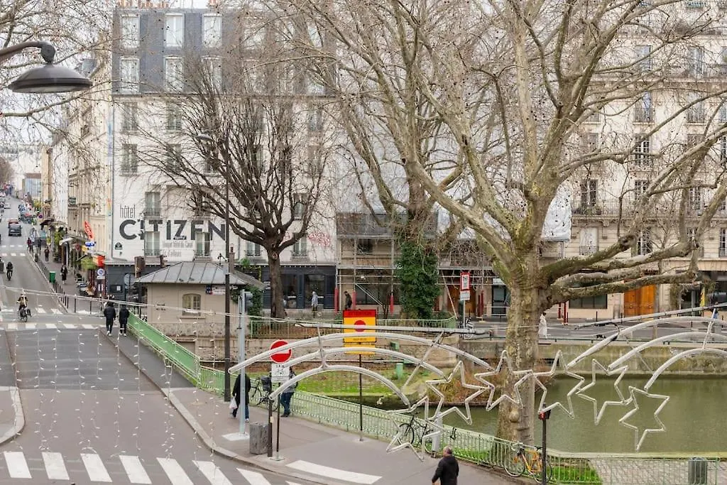 Cosy Apartment With 270 Degrees View On Paris Streets