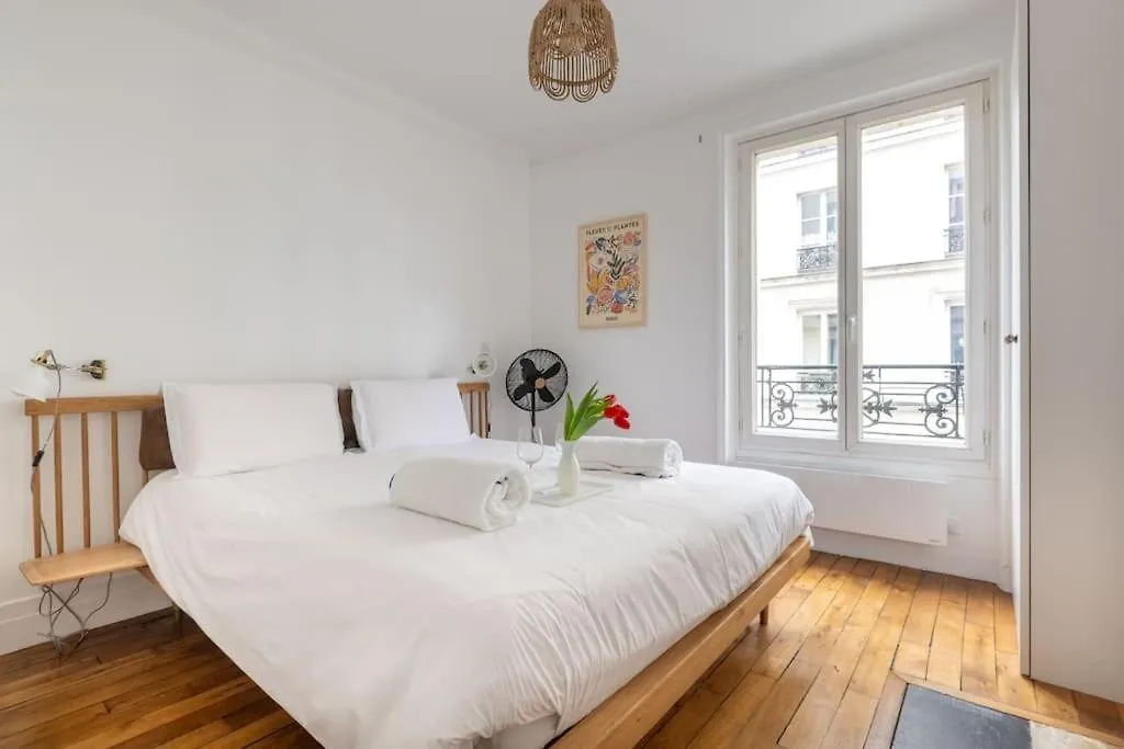 Cosy Apartment With 270 Degrees View On Paris Streets