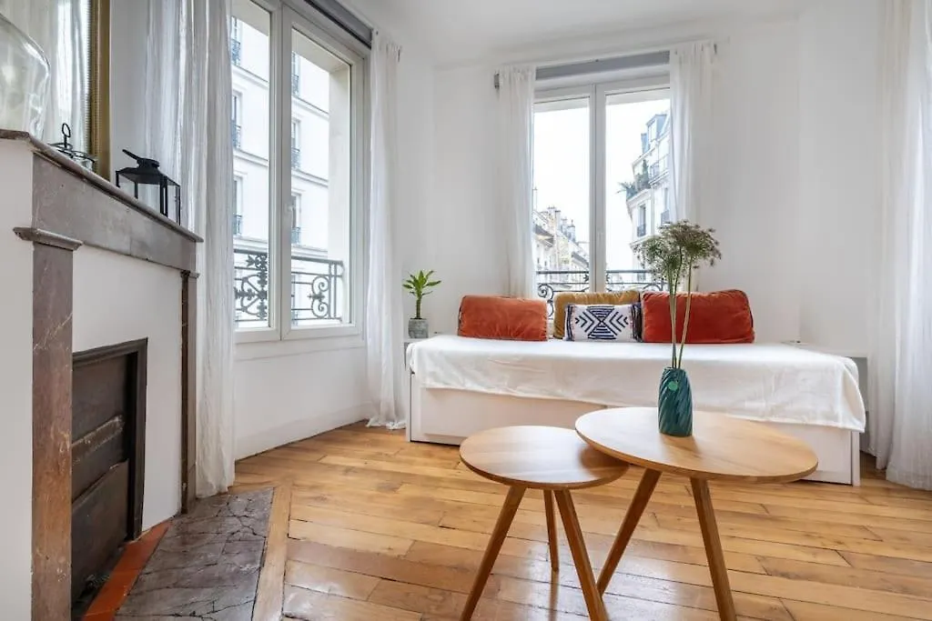 Cosy Apartment With 270 Degrees View On Paris Streets