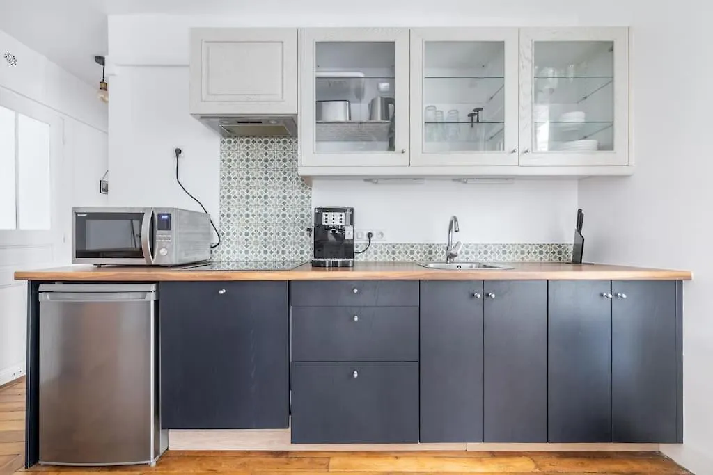 Cosy Apartment With 270 Degrees View On Paris Streets Franciaország