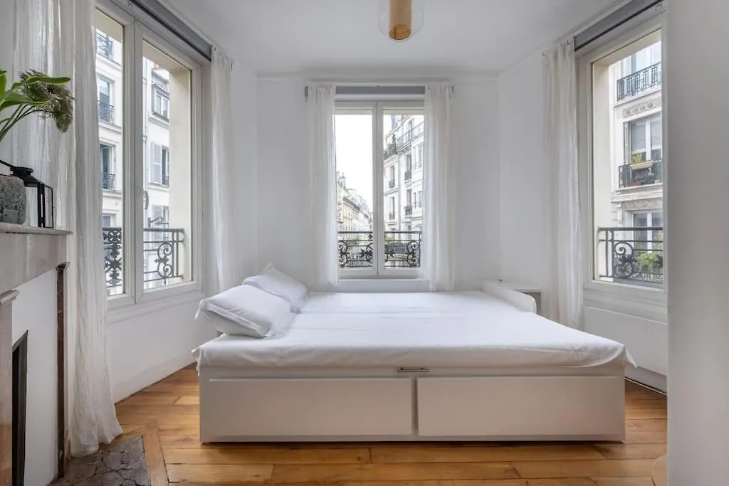 Cosy Apartment With 270 Degrees View On Paris Streets