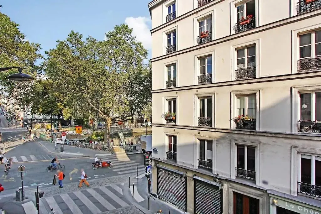 Cosy Apartment With 270 Degrees View On Paris Streets 0*,