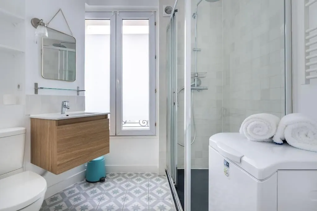 Cosy Apartment With 270 Degrees View On Paris Streets