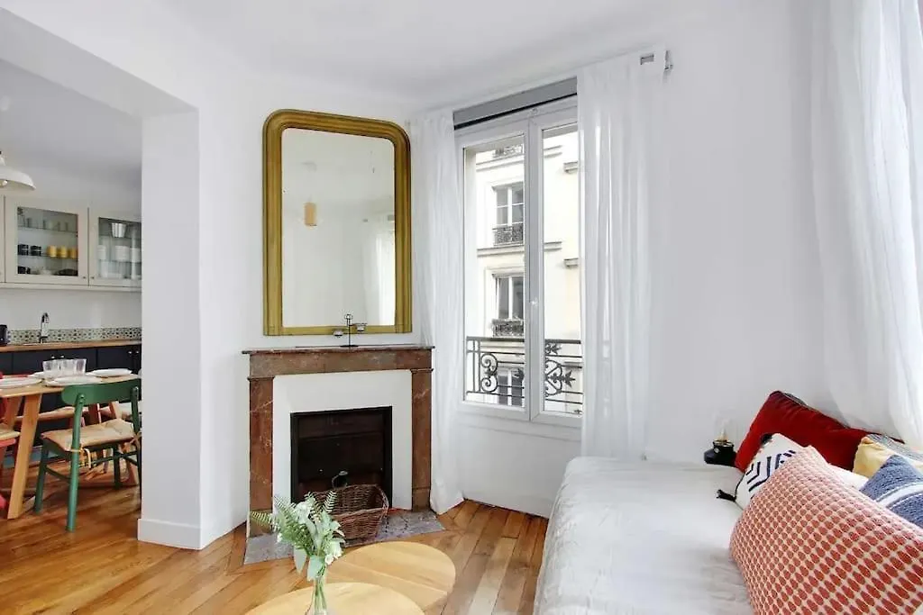 Cosy Apartment With 270 Degrees View On Paris Streets