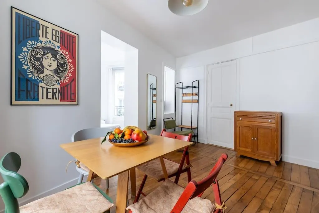 Cosy Apartment With 270 Degrees View On Paris Streets