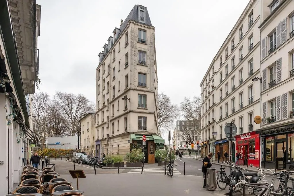 Cosy Apartment With 270 Degrees View On Paris Streets