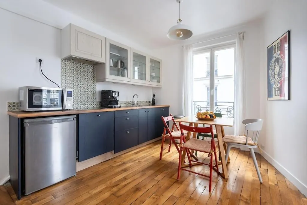 Cosy Apartment With 270 Degrees View On Paris Streets