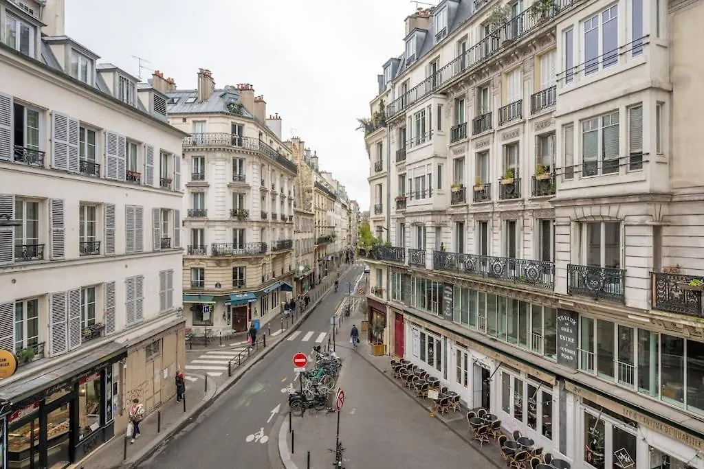 Cosy Apartment With 270 Degrees View On Paris Streets
