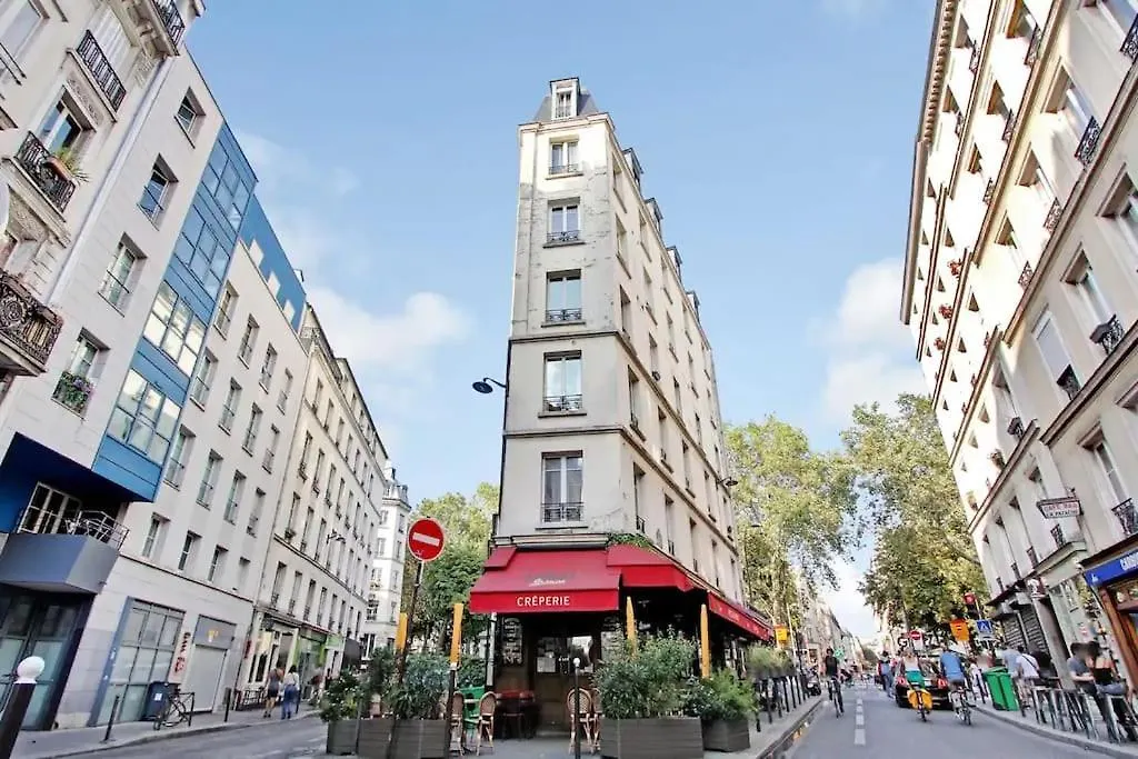 Cosy Apartment With 270 Degrees View On Paris Streets Francie