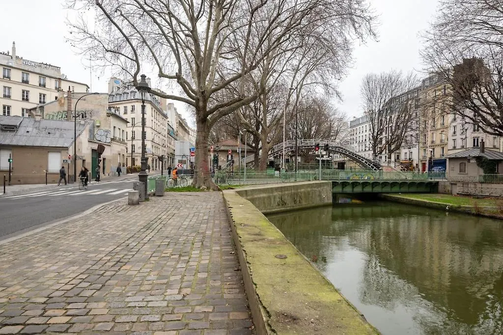 Cosy Apartment With 270 Degrees View On Paris Streets 0*,  Francie