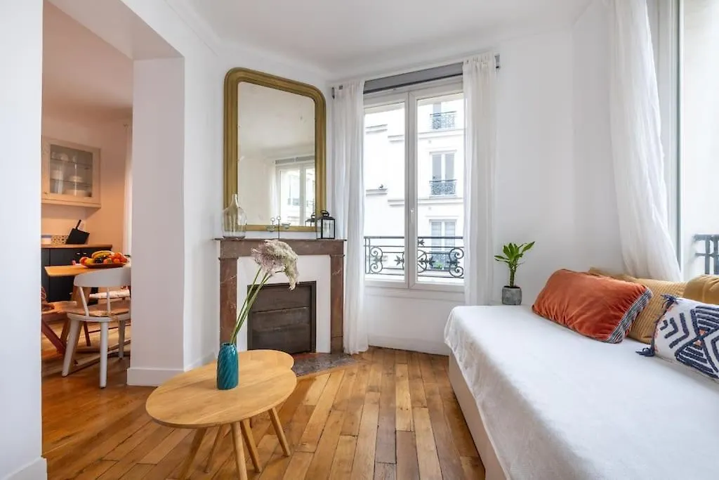 Cosy Apartment With 270 Degrees View On Paris Streets