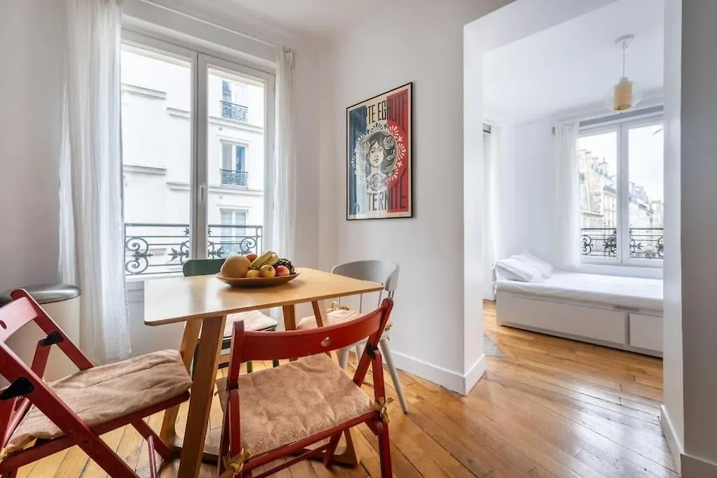 Cosy Apartment With 270 Degrees View On Paris Streets Francie