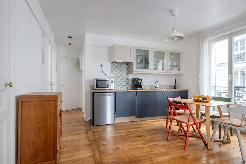 Cosy Apartment With 270 Degrees View On Paris Streets 0*,