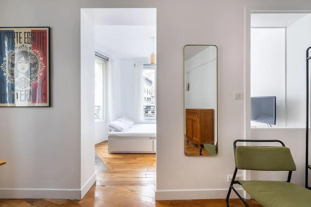 Cosy Apartment With 270 Degrees View On Paris Streets 0*,