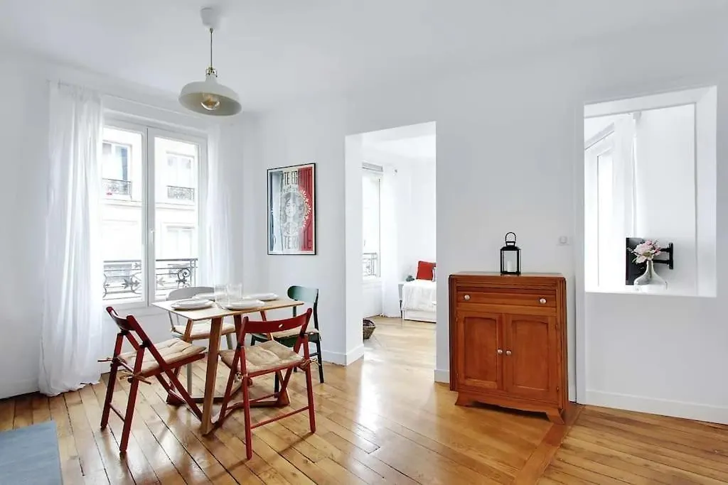 Cosy Apartment With 270 Degrees View On Paris Streets