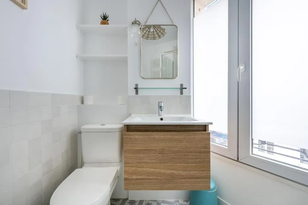 Cosy Apartment With 270 Degrees View On Paris Streets 0*,  Francie