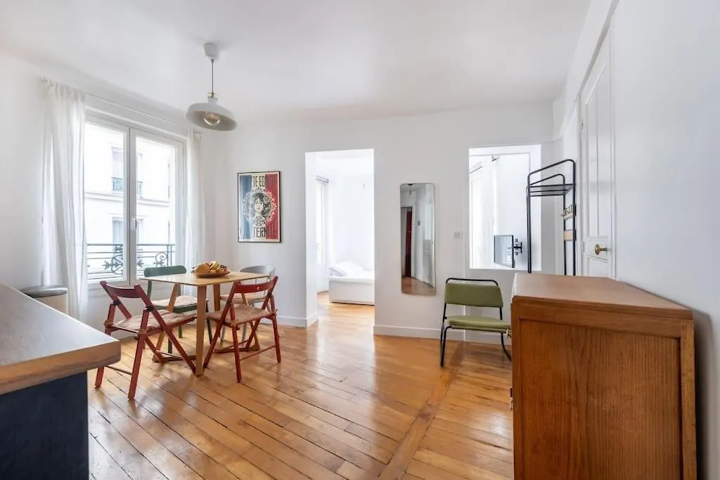 Cosy Apartment With 270 Degrees View On Paris Streets